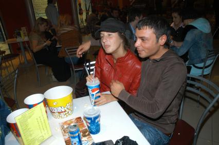 Диск21. Премьера фильма Парфюмер 2006 год. певица Топурия Кети