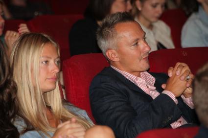 Диск31.Премьера фильма 2 дня 2011 год российский актёр и предприниматель в области ресторанного бизнеса Михалков Степан с женой