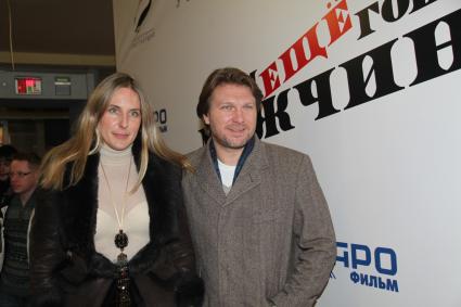 Диск34.Премьера фильма `О чем еще говорят мужчины`2011 год. На снимке: актер Егор Пазенко и его супруга.