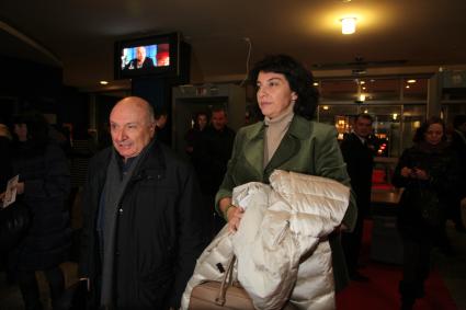 Диск34.Премьера фильма `О чем еще говорят мужчины`2011 год. На снимке: российский писатель-сатирик и исполнитель собственных произведений, народный артист РФ Михаил Жванецкий с женой.
