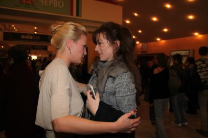 Диск34.Премьера фильма `Огни притона`2011 год. На снимке: актрисы Алена Хмельницкая и Анна Слюсарева.