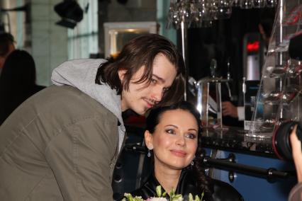 Диск34.Премьера фильма `Реальная Сказка`2011 год . На снимке: телеведущая, актриса Ирина Безрукова с сыном.