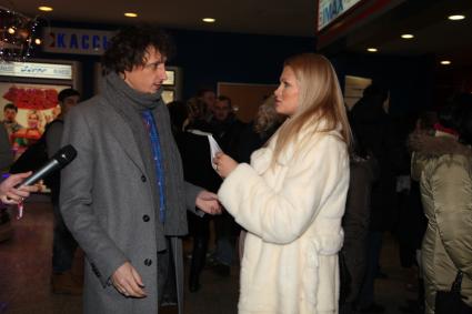 Диск35. Премьера фильма `Самый лучший фильм 3-ДЭ` 2011 год. На снимке: телеведущий Вадим Галыгин и его супруга модель Ольга Вайнилович.