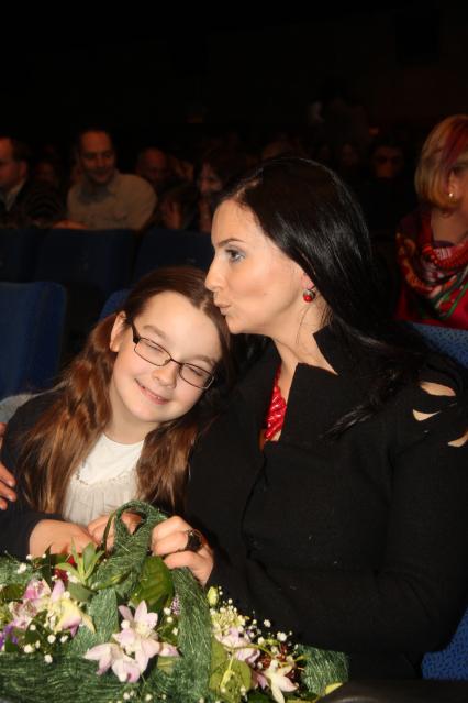 Диск35. Премьера фильма `Самка` 2011 год. На снимке: актриса, телеведущая Екатерина Стриженова и ее дочь Саша.