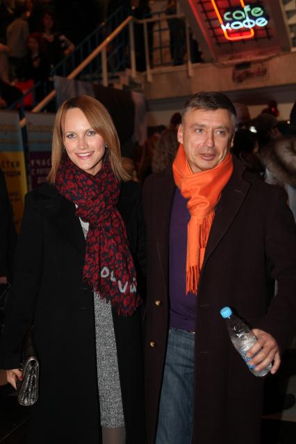 Диск35. Премьера фильма `Шерлок Холмс, Игра Теней` 2011 год. На снимке:бизнесмен и ресторатор, актёр Антон Табаков с женой Анжеликой.