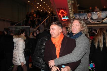 Диск35. Премьера фильма `Шерлок Холмс, Игра Теней` 2011 год. На снимке: бизнесмен и ресторатор, актёр Антон Табаков и режиссер, телепродюсер, генеральный продюсер ТВ Центр Олейников Александр.