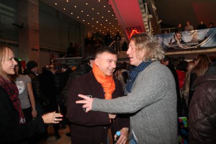 Диск35. Премьера фильма `Шерлок Холмс, Игра Теней` 2011 год. На снимке: бизнесмен и ресторатор, актёр Антон Табаков с женой Анжеликой и режиссер, телепродюсер, генеральный продюсер ТВ Центр Олейников Александр.