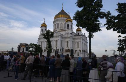 Очередь вокруг храма Христа Спасителя