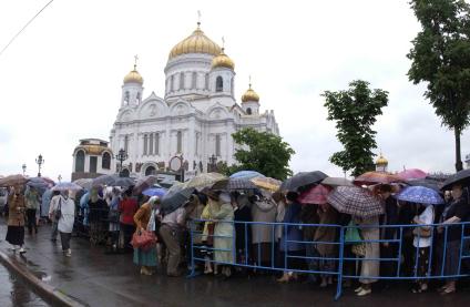 Очередь у храма Христа Спасителя