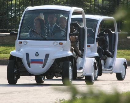 Владимир Путин с женой Людмилой на автокаре