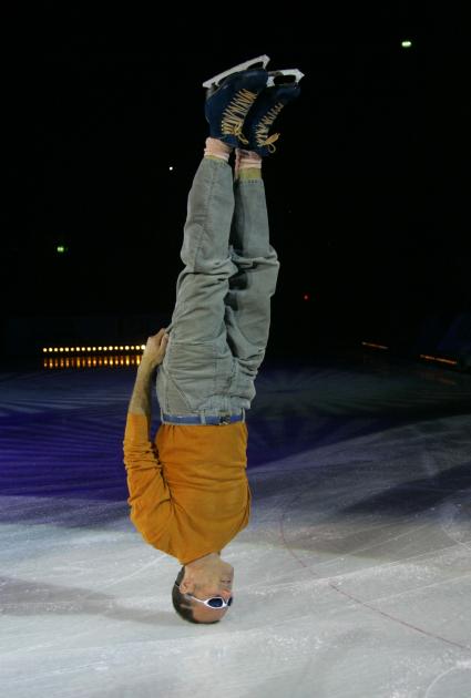 Экстрим на катке. Гери Бекон на голове
Canada\\\'s Gary Beacom  performs at the 1st World Extreme Figure Skating Championship in St. Petersburg, Russia, Sunday, Sept. 24, 2006. (AP Photo/Dmitry Lovetsky)