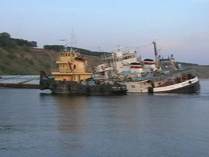 Крушение траулера на волге