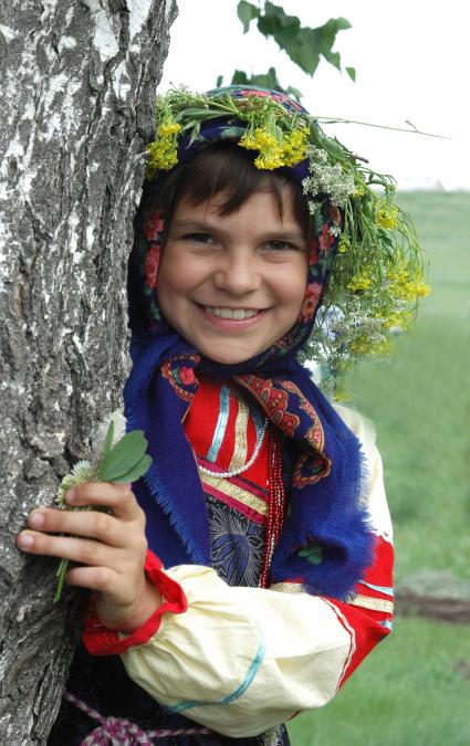 ребенок с цветами в русском национальном костюме