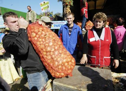 Торговля овощами на рынке