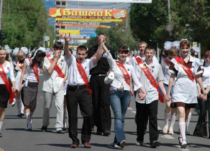 выпускники школы на улице