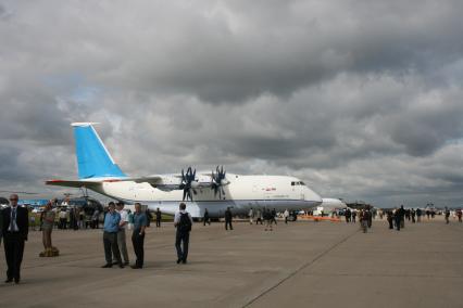 МАКС 2009. Международный Авиационно-Космический Салон. Электронная выставка.     Ан-70 принадлежит к новому поколению оперативно-тактических военно-транспортных самолетов короткого взлета и посадки. Он обеспечивает доставку практически всей номенклатуры вооружения и военной техники мотострелковой дивизии. С самолета возможно парашютное десантирование личного состава и техники, в том числе и моногрузов массой до 20 т с больших и малых высот, грузовая кабина самолета рассчитана на перевозку 300 солдат с личным оружием или 210 раненых и больных.