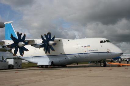 МАКС 2009. Международный Авиационно-Космический Салон. Электронная выставка.     Ан-70 принадлежит к новому поколению оперативно-тактических военно-транспортных самолетов короткого взлета и посадки. Он обеспечивает доставку практически всей номенклатуры вооружения и военной техники мотострелковой дивизии. С самолета возможно парашютное десантирование личного состава и техники, в том числе и моногрузов массой до 20 т с больших и малых высот, грузовая кабина самолета рассчитана на перевозку 300 солдат с личным оружием или 210 раненых и больных.