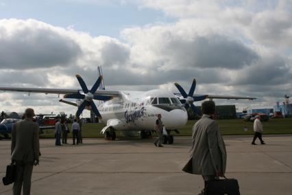 МАКС 2009. Международный Авиационно-Космический Салон. Электронная выставка. Ан-140 . региональный грузопассажирский самолёт, разработанный АНТК Антонов (серийно производит Харьковское государственное авиационное производственное предприятие на Украине и самарский авиационный завод  Авиакор  в России), и оснащается интерьером, разработанным и изготовленным украинской корпорацией ИнтерАМИ, . предназначен для пассажирских и смешанных грузопассажирских перевозок на расстояние до 3700 км. Ан-140 разрабатывался как замена морально и физически устаревшим Ан-24. Ан-140 выпускается кооперативно предприятиями Украины, России и Ирана.