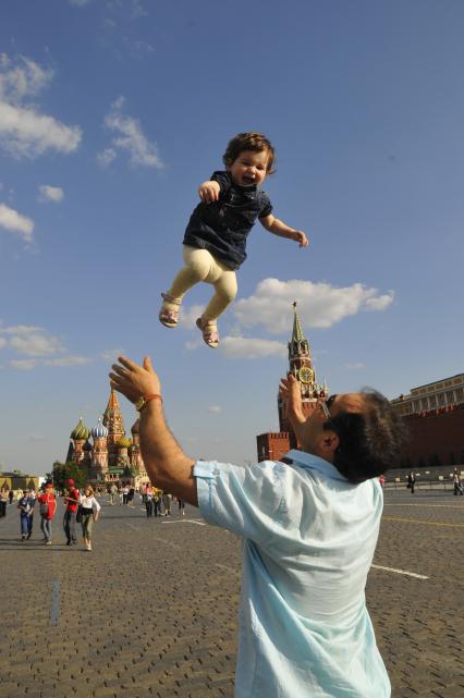 Красная площадь. Ребенок в полете.