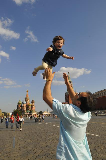 Красная площадь. Ребенок в полете.