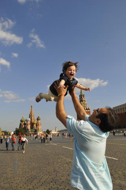 Красная площадь. Ребенок в полете.