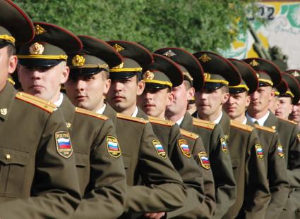 выпускники ракетно-зенитного училища на плацу в честь окончания учебы