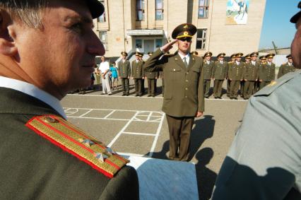 выпускники ракетно-зенитного училища  на плацу в честь окончания учебы