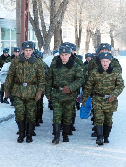 военнослужащие идут строем в воинской части