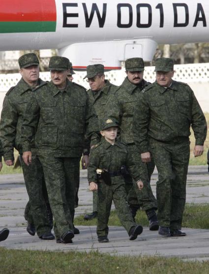 Белоруссия, Обуз-Лесновский полигон. Заключительный этап оперативно-стратегических учений Запад-2009. Александр Лукашенко с сыном Николаем.