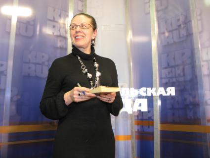 Алексеева Марина Анатольевна Александра Маринина детектив
Александра Маринина ответила на вопросы читателей 20 апреля 2009.
Александра Маринина (настоящее имя - Алексеева Марина Анатольевна) родилась 16 июня 1957 г. в гор. Львове, до 1971 года жила в Ленинграде, с 1971 г. - в Москве. Цикл романов А. Марининой об Анастасии Каменской начали экранизировать в 1999-ом году.