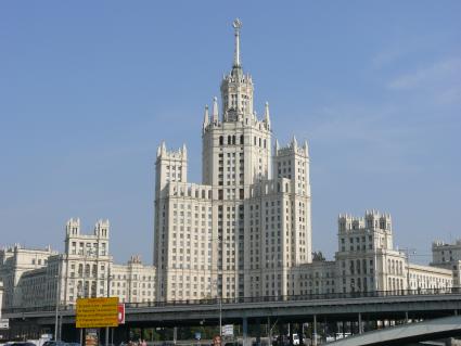 Жилой дом на Котельнической набережной в Москве . одно из  высотных зданий , построено в устье Яузы в 1948.1952. Авторы проекта . Д. Н. Чечулин, А. К. Ростковский, инженер Л. М. Гохман.