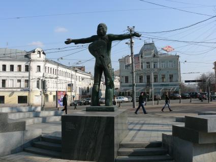 Памятник Владимиру Высоцкому. Установлен на Страстном бульваре в 1995 г. Скульптор Г. Распопов. Этот памятник был открыт в пятнадцатую годовщину смерти поэта, актёра и барда.