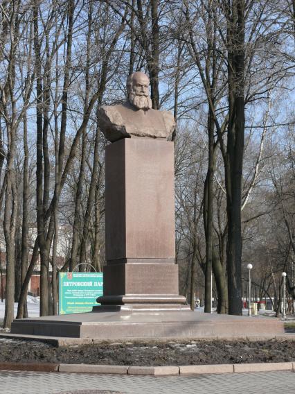 Памятник-бюст Н.Е. Жуковскому, г. Москва, Ленинградский проспект, 40.
Николай Егорович Жуковский - выдающийся русский учёный, создатель аэродинамики как науки.