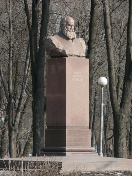 Памятник-бюст Н.Е. Жуковскому, г. Москва, Ленинградский проспект, 40.
Николай Егорович Жуковский - выдающийся русский учёный, создатель аэродинамики как науки.