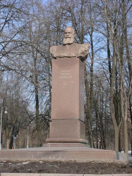 Памятник-бюст Н.Е. Жуковскому, г. Москва, Ленинградский проспект, 40.
Николай Егорович Жуковский - выдающийся русский учёный, создатель аэродинамики как науки.