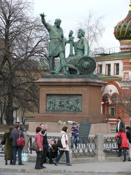 Памятник Минину и Пожарскому . скульптурная группа из бронзы, созданная Иваном Мартосом; расположена перед Собором Василия Блаженного на Красной площади. Первый памятник в Москве.Посвящён Кузьме Минину и Дмитрию Михайловичу Пожарскому, одним из руководителей народного ополчения во время польской интервенции в Смутное время, и победе над Польшей в 1612 году.