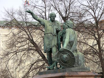 Памятник Минину и Пожарскому . скульптурная группа из бронзы, созданная Иваном Мартосом; расположена перед Собором Василия Блаженного на Красной площади. Первый памятник в Москве.Посвящён Кузьме Минину и Дмитрию Михайловичу Пожарскому, одним из руководителей народного ополчения во время польской интервенции в Смутное время, и победе над Польшей в 1612 году.