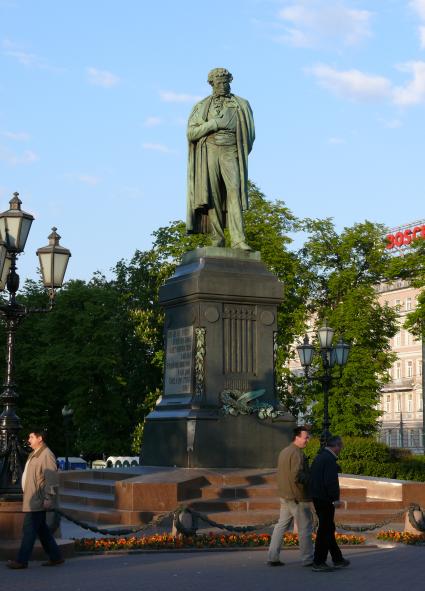 Памятник Пушкину на Пушкинской площади (г. Москва)
Памятник А. С. Пушкину был поставлен ко дню рождения поэта в Москве по проекту А. М. Опекушина. Он расположен на Пушкинской площади, монумент окружают фонари, подобные тем, которые изготовлялись в 19 веке из чугуна, деревья, кустарники. История этого памятника началась в 1870 году, когда филолог Я.Грот предложил создать комитет, который собирал пожертвования на установку памятника, а в 1873 году объявили конкурс, и в последующие 2 года, после ещё двух конкурсов, жюри выбрало проект Опекушина.