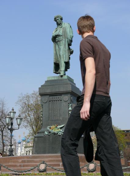 Памятник Пушкину (г. Москва, Пушкинская площадь).
Установлен 6 июня 1880 года. Скульптор - Александр Михайлович Опекушин.