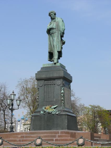 Памятник Пушкину (г. Москва, Пушкинская площадь).
Установлен 6 июня 1880 года. Скульптор - Александр Михайлович Опекушин.