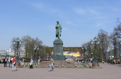 Памятник Пушкину (г. Москва, Пушкинская площадь).
Установлен 6 июня 1880 года. Скульптор - Александр Михайлович Опекушин.