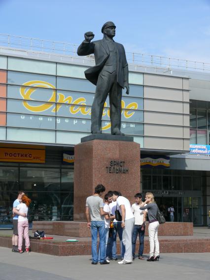 Памятник Эрнсту Тельману (Москва. Площадь Эрнста Тельмана). Открыт в 1986 г. Скульпторы - В.А. и В.А. Артамоновы, архитектор - В.А. Нестеров. Эрнст Тельман (1886-1944) - лидер немецких коммунистов, один из главных политических оппонентов Гитлера.