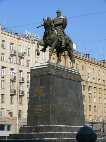 Памятник Юрию Долгорукому - московский скульптурный памятник  основателю города , первому суздальскому князю (впоследствии также Великому князю Киевскому). Установлен в 1954 году на Тверской площади (до 1993 года называвшейся Советской), напротив здания Мэрии Москвы (в советскую эпоху . здание Моссовета). Скульпторы С. М. Орлов, А. П. Антропов, Н. Л. Штамм, архитектурное оформление В. Андреева.