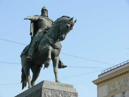 Памятник Юрию Долгорукому - московский скульптурный памятник  основателю города , первому суздальскому князю (впоследствии также Великому князю Киевскому). Установлен в 1954 году на Тверской площади (до 1993 года называвшейся Советской), напротив здания Мэрии Москвы (в советскую эпоху . здание Моссовета). Скульпторы С. М. Орлов, А. П. Антропов, Н. Л. Штамм, архитектурное оформление В. Андреева.