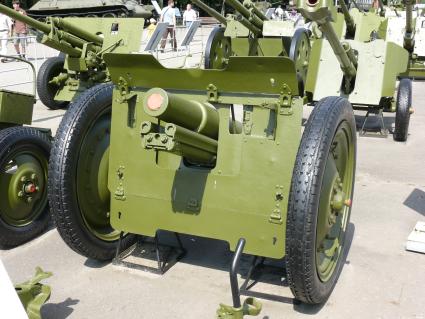 76-мм полковая пушка обр. 1927 г. (индекс ГАУ - 52-П-353) - советское лёгкое полковое орудие калибра 76,2 мм непосредственной поддержки пехоты и кавалерии огнём и колёсами. Оно является первым крупносерийным образцом артиллерийской техники, созданным в СССР. Пушка находилась в серийном производстве с 1928 по 1943 год, принимала активное участие во многих предвоенных вооружённых конфликтах с участием СССР, а также в Великой Отечественной войне. Всего было выпущено около 18 000 орудий этого типа. Полковые пушки, постоянно находившиеся в боевых порядках пехоты и оперативно подавлявшие огневые точки противника, пользовались любовью и уважением со стороны пехотинцев и собственных расчётов; в солдатском лексиконе их называли полковушками или ласково-эмоционально бобиками