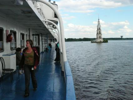 Канал имени Москвы . соединяет реку Москву с Волгой. Расположен в Московской и Тверской областях России, частично протекает по городу Москве. Длина 128 км. Ширина канала по поверхности . 85 м, по дну . 45 м, глубина . 5,5 м Канал имени Москвы 100608