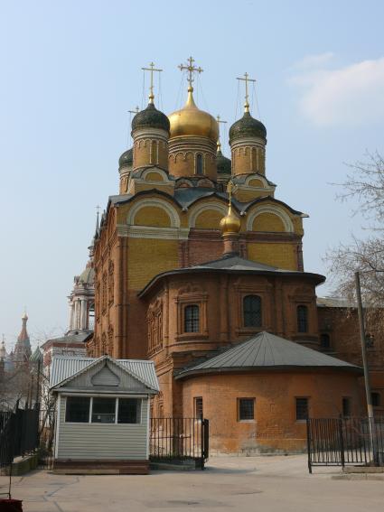 Знаменский монастырь в Москве, общий вид с востока. В центре Знаменский собор, слева заним видна монастырская колокольня. На заднем плане снимка видны купола собора Василия Блаженного.