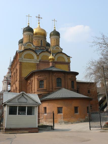 Знаменский монастырь в Москве, общий вид с востока. В центре Знаменский собор, слева заним видна монастырская колокольня.