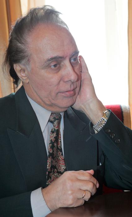 Сличенко Николай Алексеевич Сличе?нко (род. 27 декабря 1934) . художественный руководитель Московского музыкально-драматического цыганского театра  Ромэн , народный артист СССР (1981)[1], лауреат Государственной премии СССР (1987).