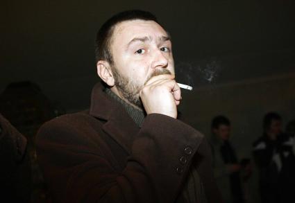 Шнуров Сергей Владимирович (сценический псевдоним Шнур ; 13 апреля 1973, Ленинград, СССР) . российский рок-музыкант, лидер групп Ленинград и Рубль . Также выпускал сольные альбомы, снимался в кино, был ведущим передач Окопная жизнь и Шнур вокруг света , писал музыку для фильмов.